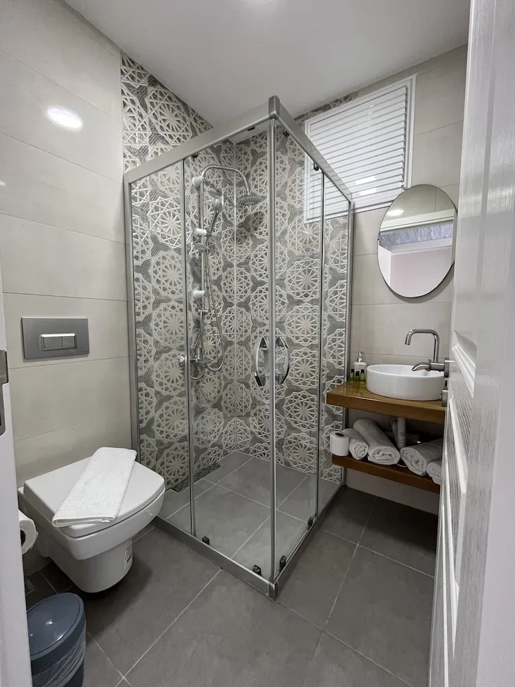 Deluxe Tek Büyük Yataklı Oda, Balkon, Marina Manzaralı