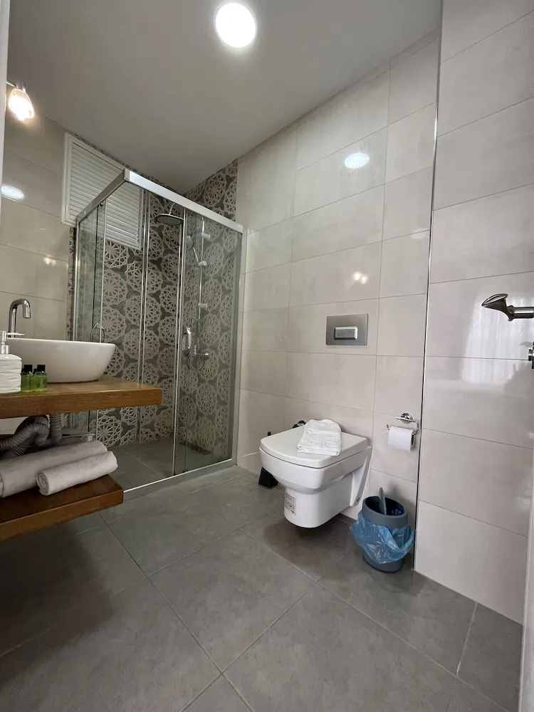 Deluxe Tek Büyük Yataklı Oda, Balkon, Marina Manzaralı