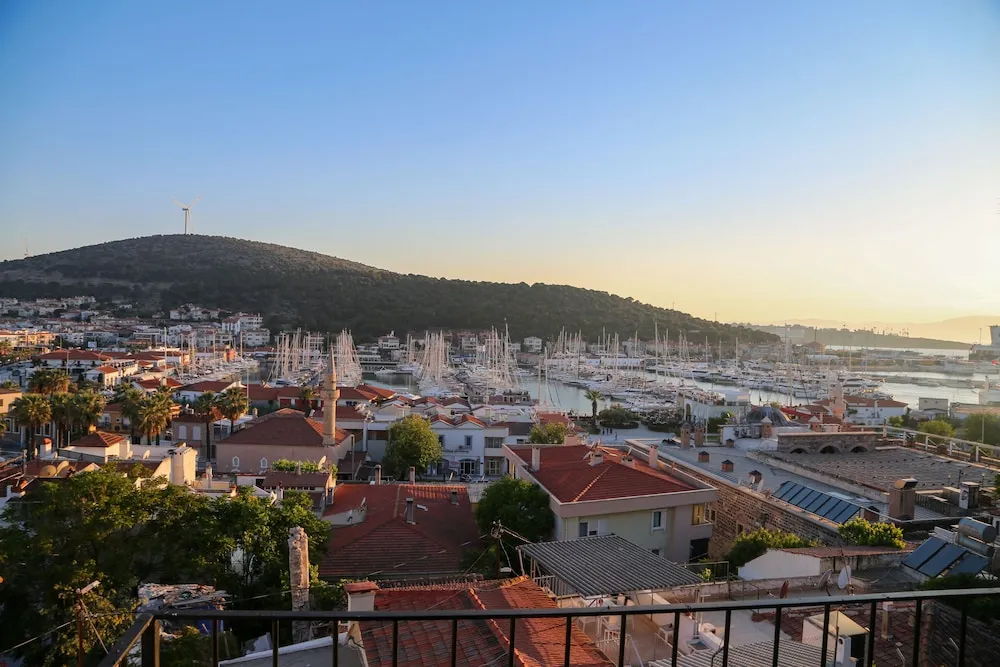 Deluxe Tek Büyük Yataklı Oda, Balkon, Marina Manzaralı