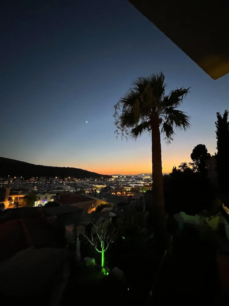 Deluxe Tek Büyük Yataklı Oda, Balkon, Marina Manzaralı