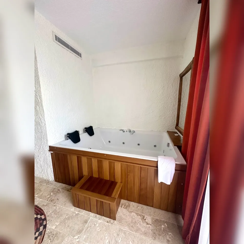 Comfort Oda, 1 Büyük (Queen) Boy Yatak, Sıcak Su Küveti, Havuz Manzaralı