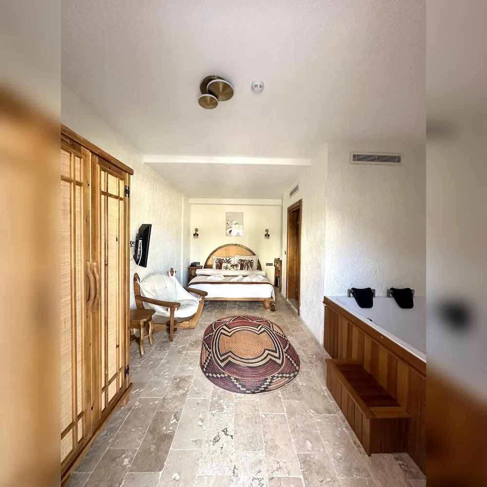 Comfort Oda, 1 Büyük (Queen) Boy Yatak, Sıcak Su Küveti, Havuz Manzaralı