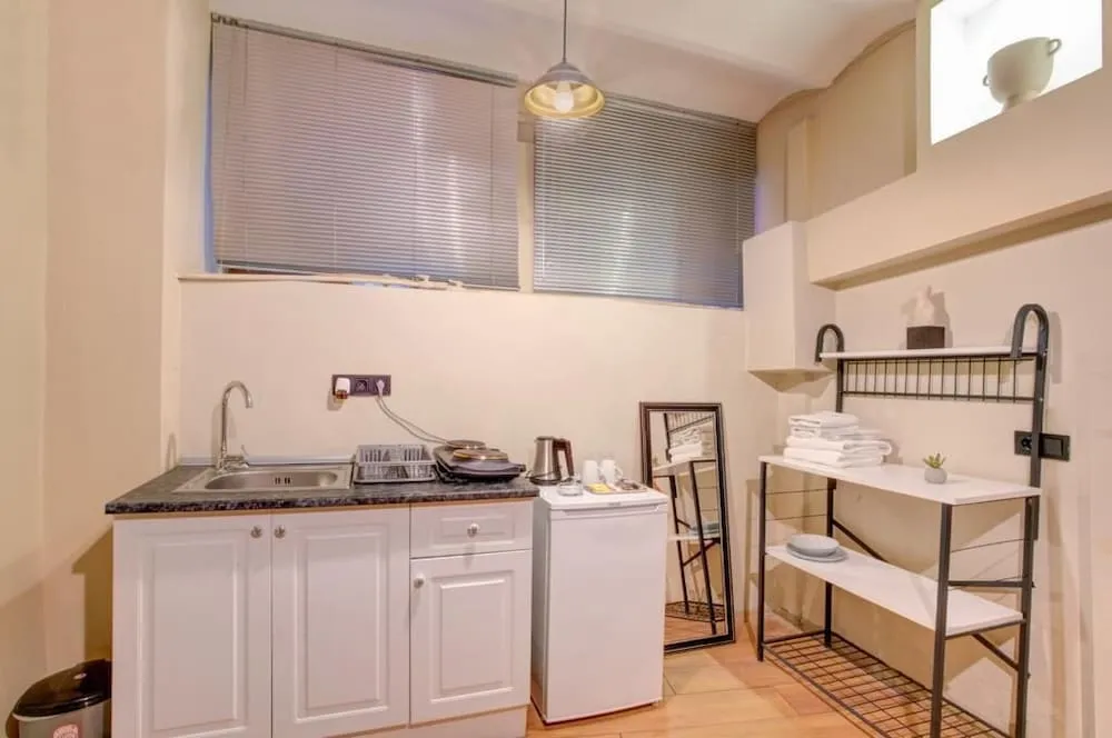 Economy Oda, 1 Büyük (Queen) Boy Yatak, Penceresiz, Zemin Kat