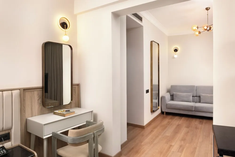 SUIT ROOM WITH BALCONY