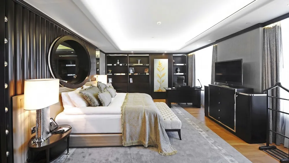 Süit, 1 En Büyük (King) Boy Yatak, Sigara İçilebilir, Club Dinlenme Salonu Girişi (High Floor)