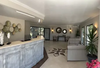 Moonshine Hotel & Suites