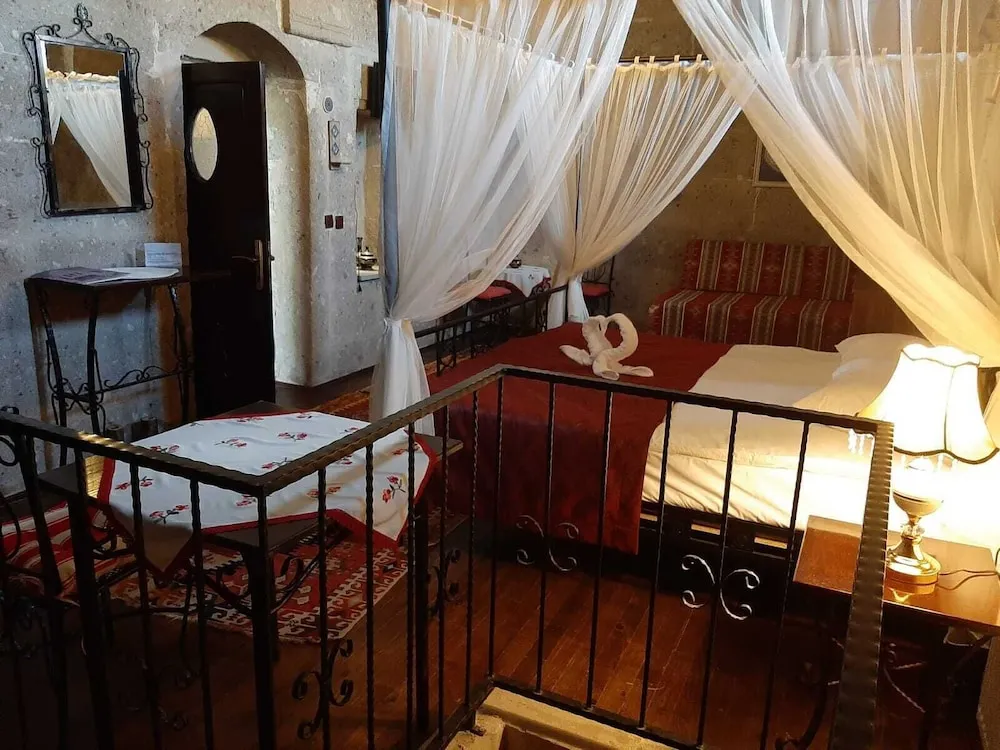 Traditional Üç Kişilik Oda