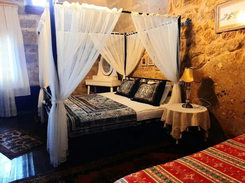 Traditional Üç Kişilik Oda