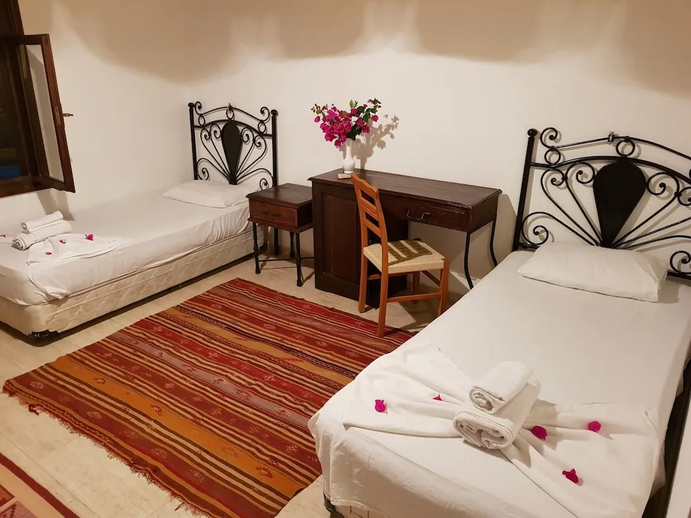 Traditional İki Ayrı Yataklı Oda
