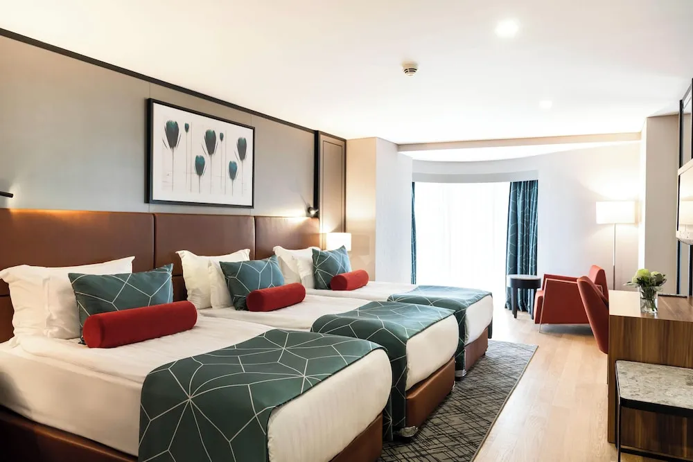 Deluxe Triple Partial Sea View Room