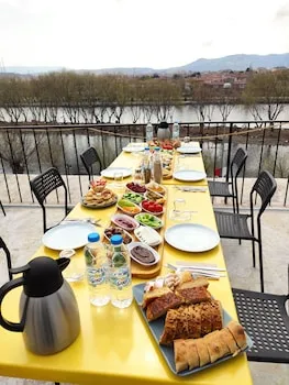 Lemon Cave Suites And Coffee House