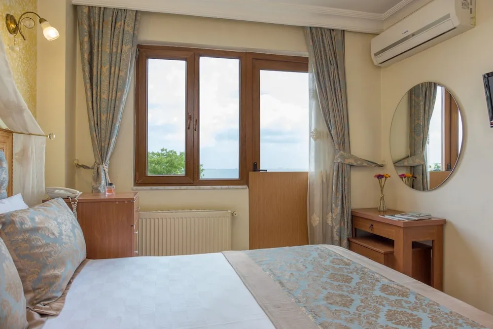 Double Room with Balcony and Sea View