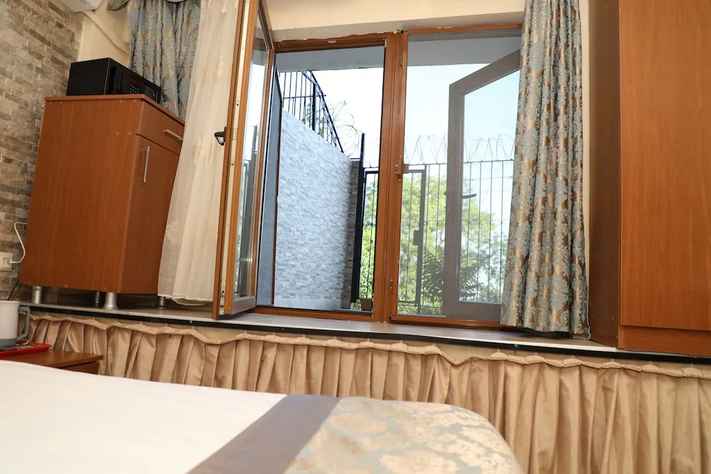 Economy Tek Buyuk Yatakli, Bahce Manzarali, Bodrum Kati