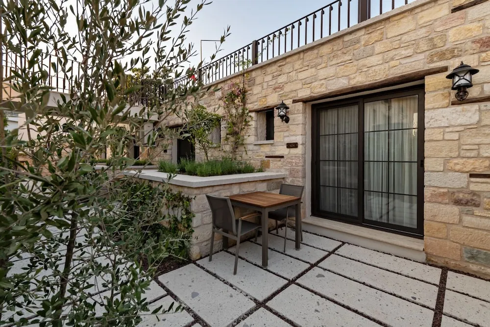 Family Oda, Bahçe Manzaralı