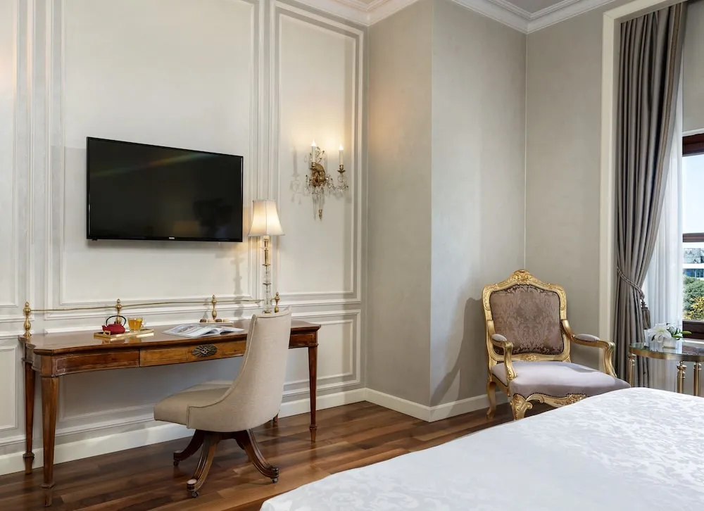 Deluxe King Room with Pera View