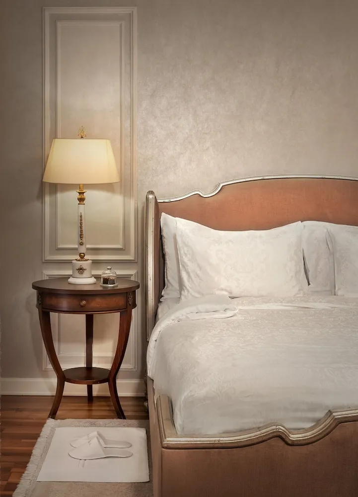 Deluxe King Room with Pera View