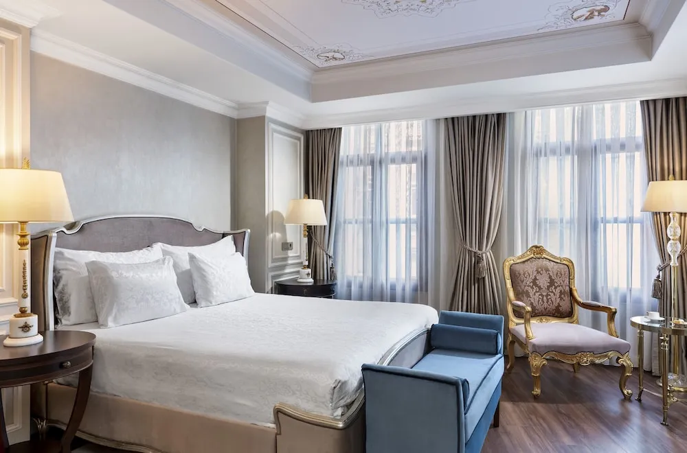 Deluxe King Room with Pera View