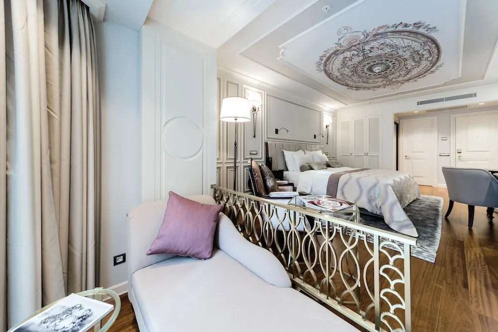 Luxury Oda
