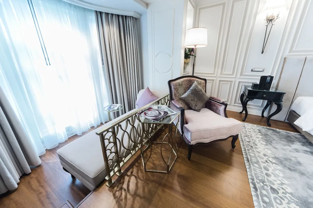 Luxury Oda