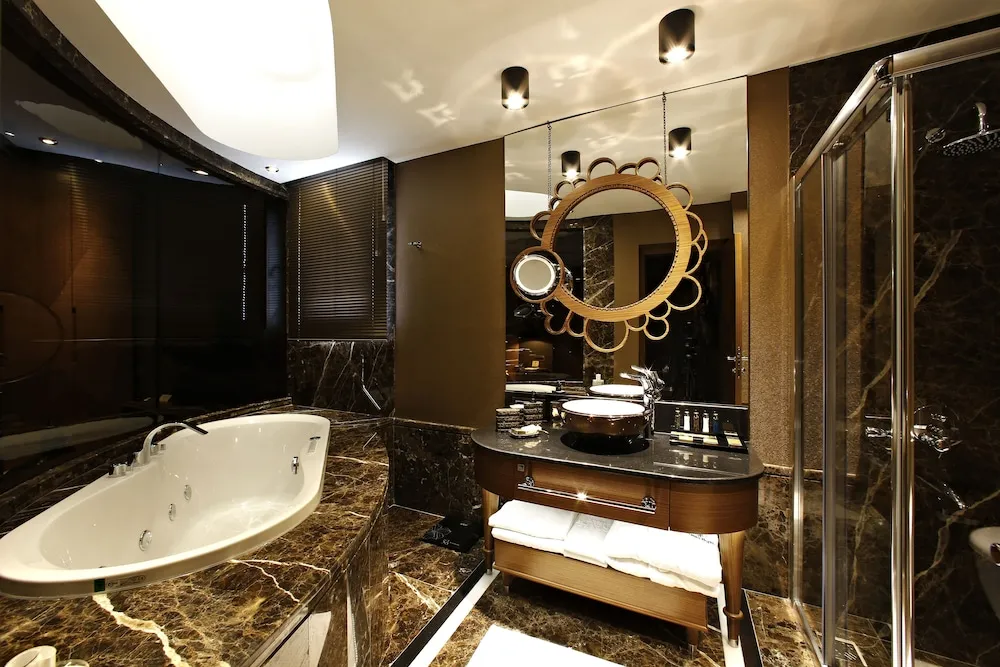 Deluxe King Suite