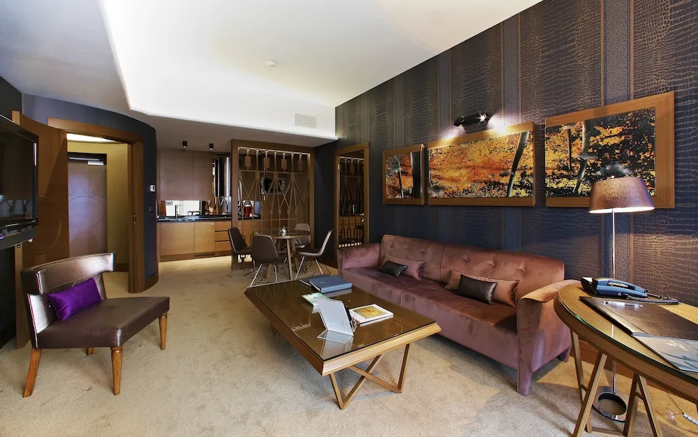 Deluxe King Suite