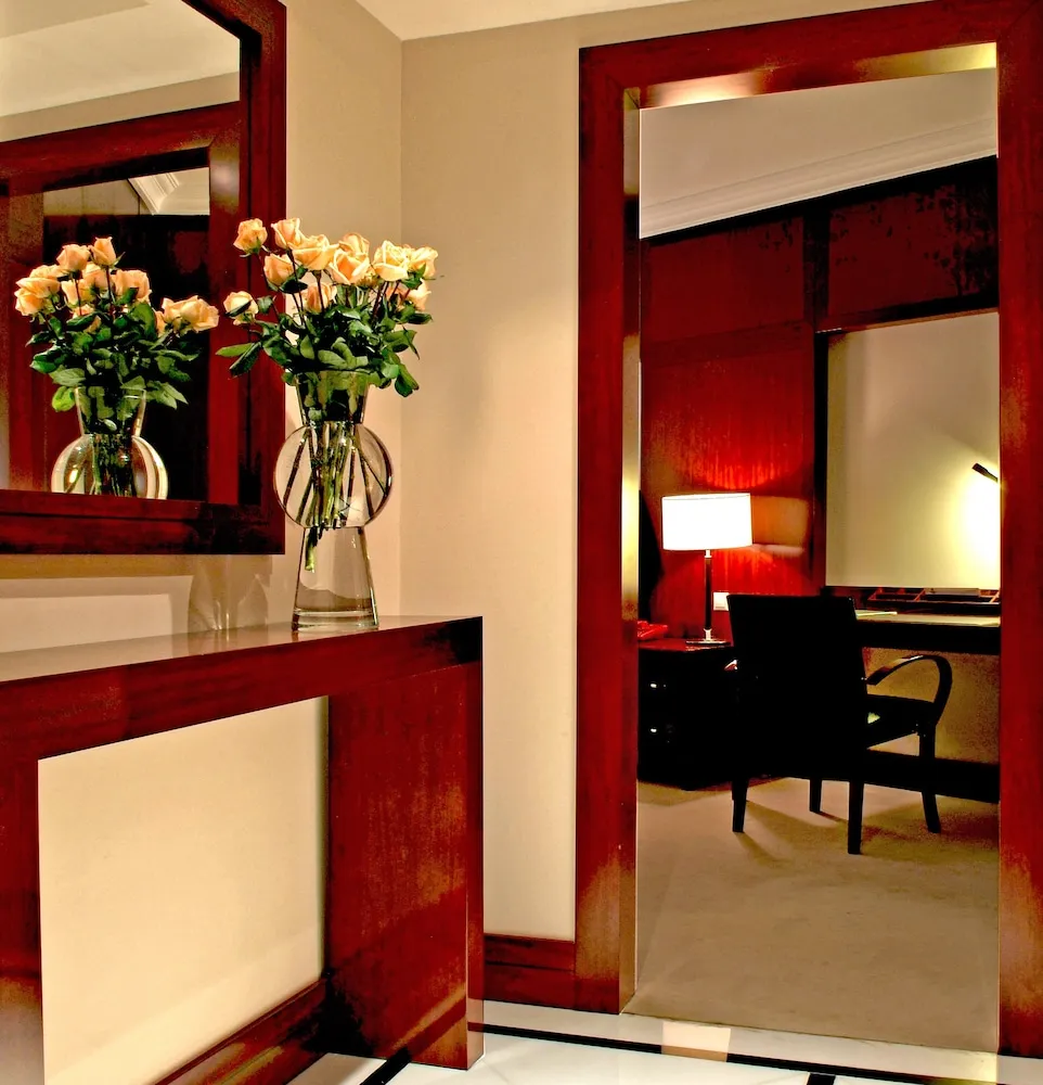 Corner Deluxe Room