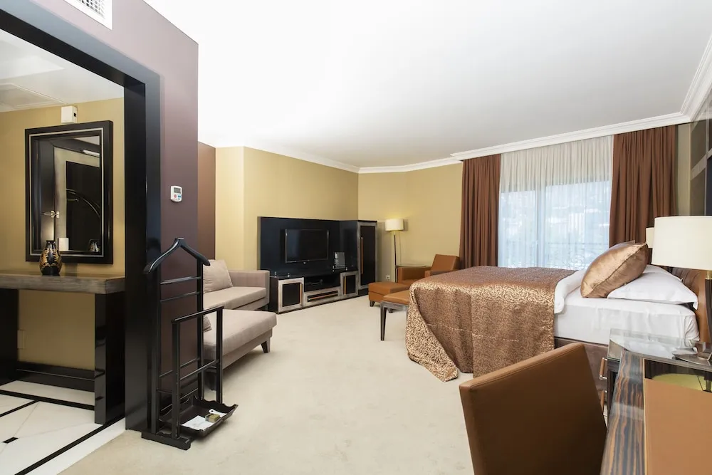 Corner Deluxe Room