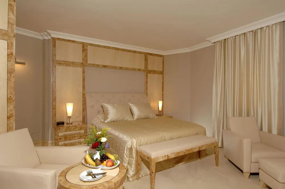 Corner Deluxe Room