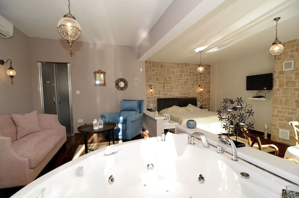 Safran Queen Suite