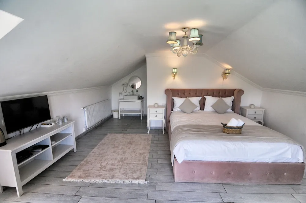 Defne Room