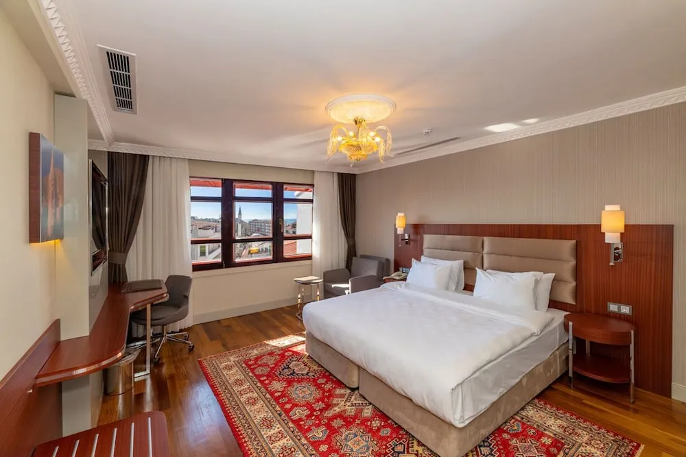 Deluxe Tek Büyük Yataklı Oda, Kısmi Deniz Manzaralı