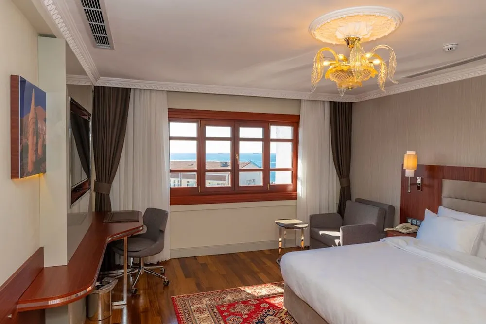 Deluxe Tek Büyük Yataklı Oda, Kısmi Deniz Manzaralı