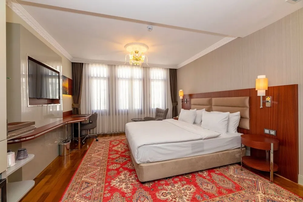 Deluxe Tek Büyük Yataklı Oda, Kısmi Deniz Manzaralı
