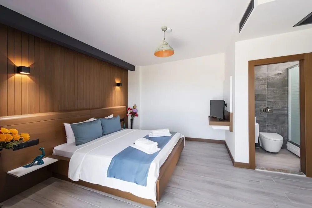 Deluxe Tek Büyük Yataklı Oda, 1 Büyük (Queen) Boy Yatak, Balkon, Bahçe Manzaralı