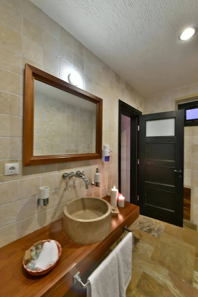 Deluxe Üç Kişilik Oda (Cave)