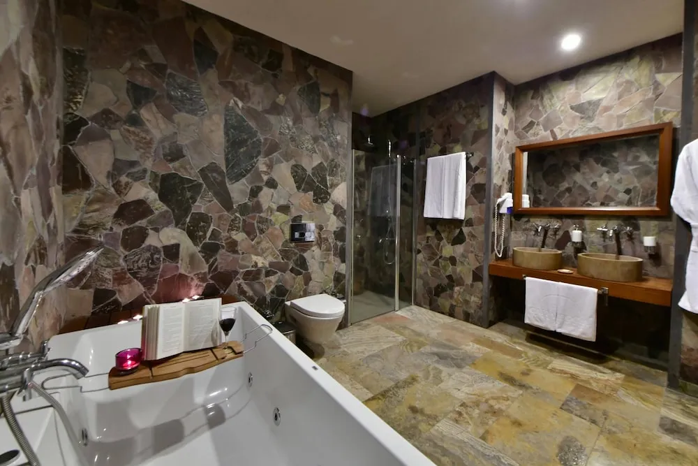 Deluxe Üç Kişilik Oda (Cave)