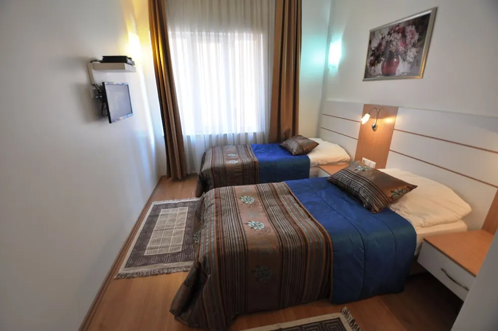 Basic Tek Büyük veya İki Ayrı Yataklı Oda
