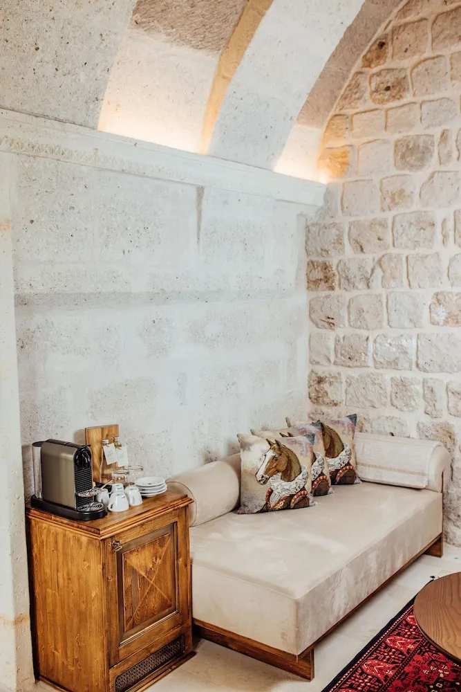 VR104 Stone Arched Luxury Suite