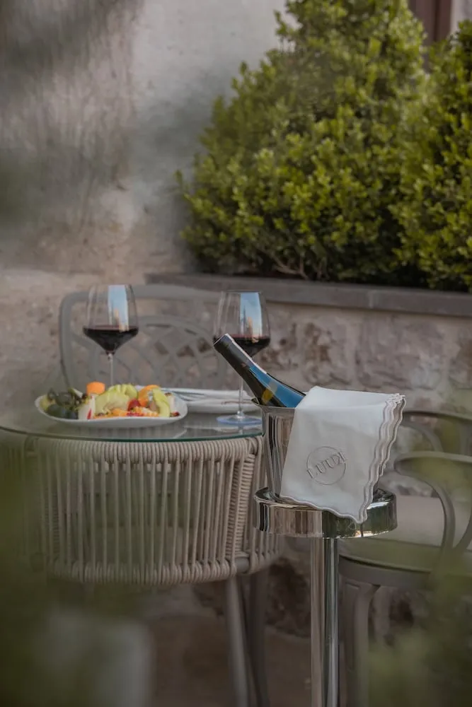 VR888 Natural Cave King Suite with Private Pool