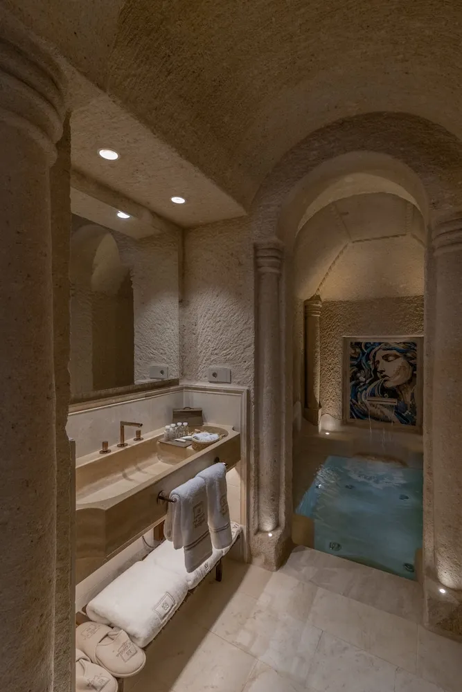 VR888 Natural Cave King Suite with Private Pool
