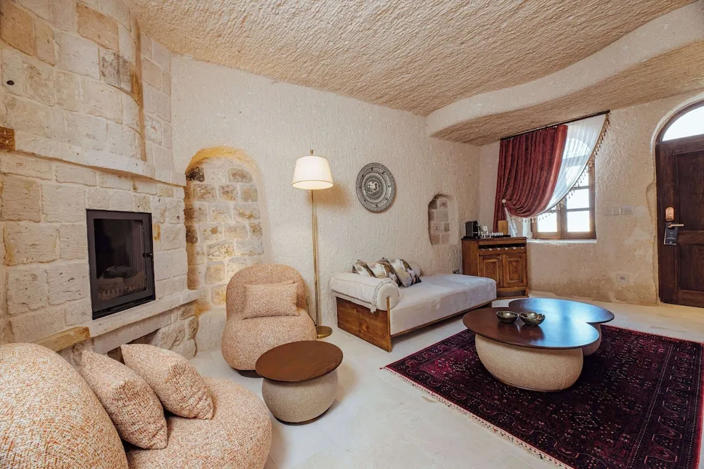 VR888 Natural Cave King Suite with Private Pool