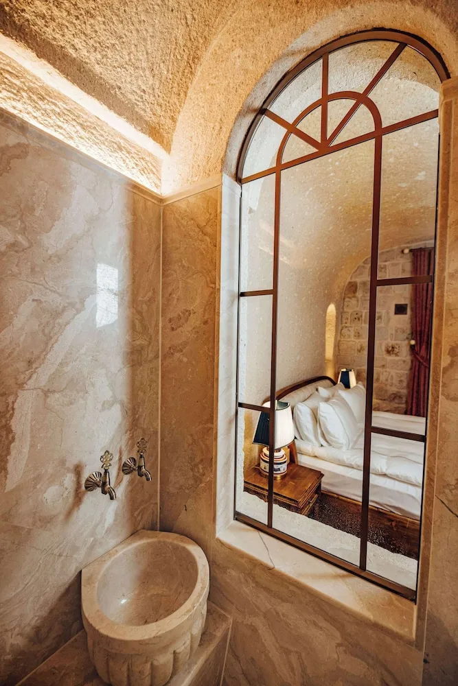 VR888 Natural Cave King Suite with Private Pool