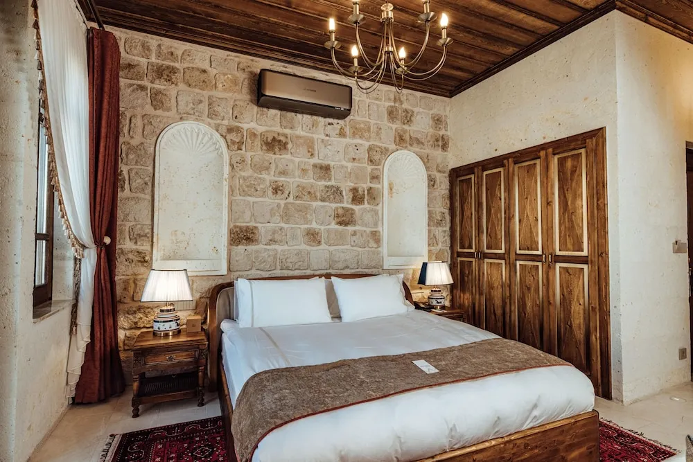 VR203 Stone Arched Honeymoon Suite