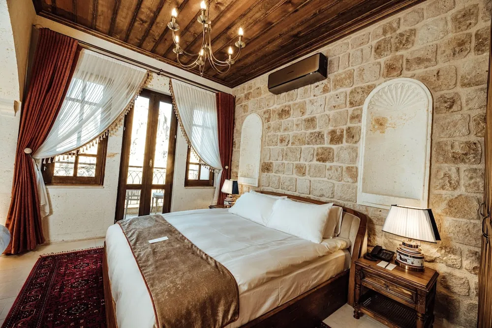 VR203 Stone Arched Honeymoon Suite