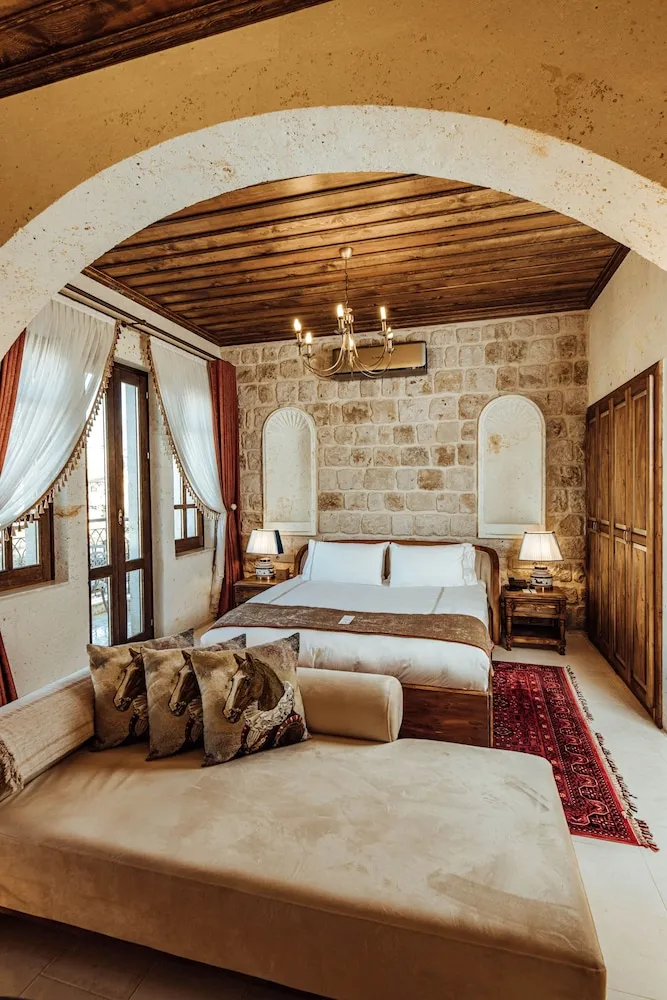 VR203 Stone Arched Honeymoon Suite