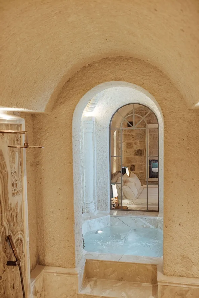 VR777 Natural Cave Queen Suite