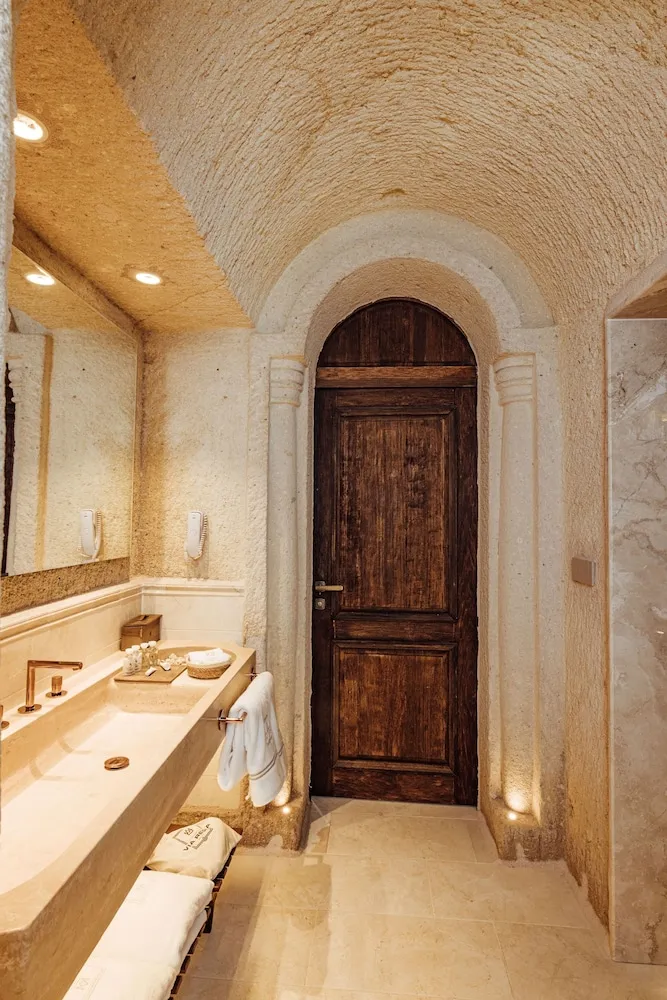 VR777 Natural Cave Queen Suite