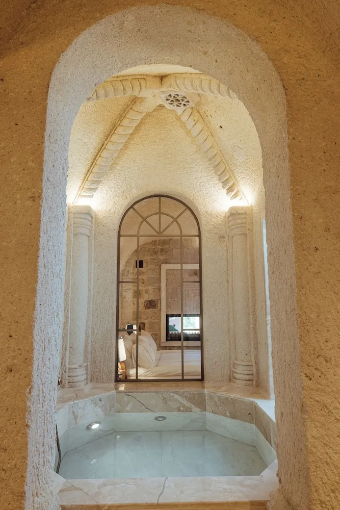 VR777 Natural Cave Queen Suite