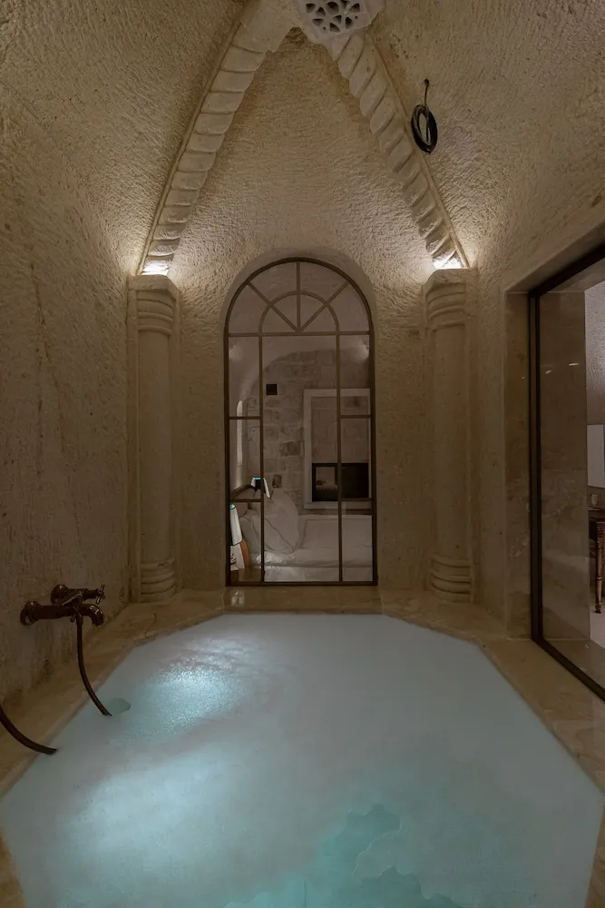 VR777 Natural Cave Queen Suite