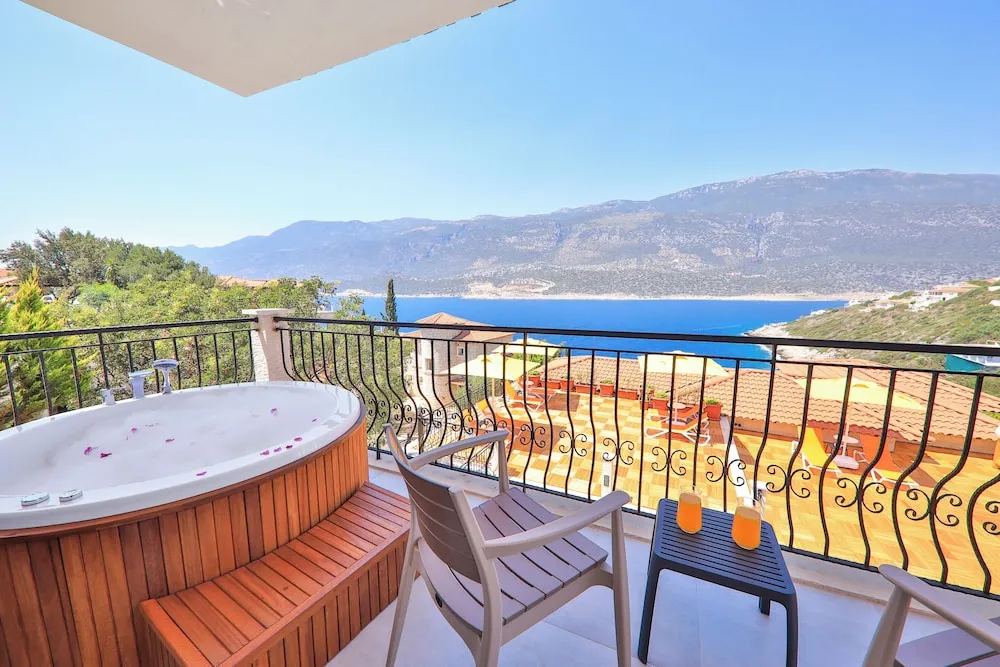 Premium Deniz Manzaralı Jakuzili Oda